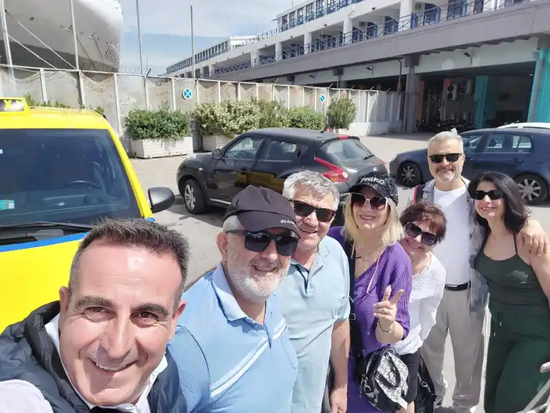 Athens taxi van tour happy clients